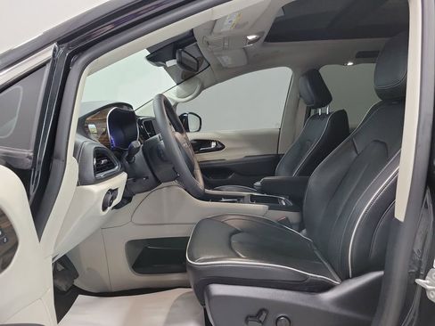 Used 2023 Chrysler Pacifica Limited FWD image 2