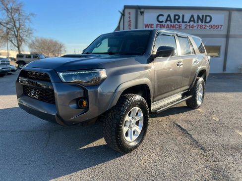 Used 2017 Toyota 4Runner SR5 AWD/4WD image 3