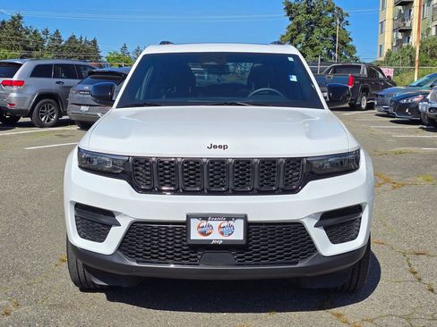 Used 2023 Jeep Grand Cherokee Altitude AWD/4WD image 3