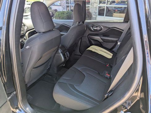 Used 2019 Jeep Cherokee Latitude w/ Popular Appearance Group AWD/4WD image 24