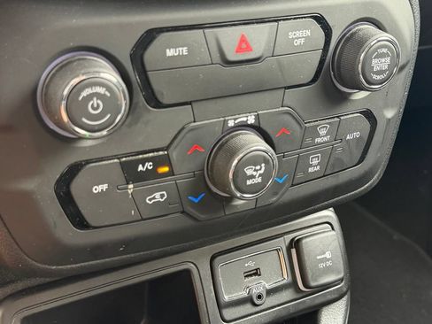 Used 2019 Jeep Renegade Latitude FWD image 16
