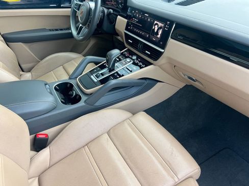 Used 2023 Porsche Cayenne image 15