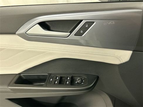 Certified 2025 Volkswagen Taos SEL w/ Black Wheel Plus Package image 17