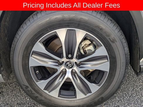 Used 2023 Toyota Highlander XLE FWD image 12