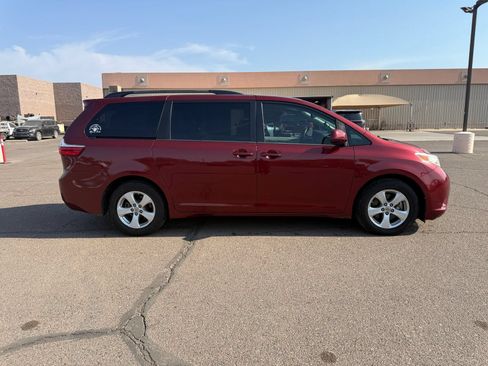 Used 2017 Toyota Sienna LE FWD image 3