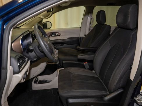 Used 2017 Chrysler Pacifica Touring image 9