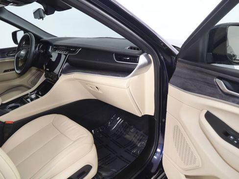 Used 2024 Jeep Grand Cherokee Limited w/ Luxury Tech Group II image 43