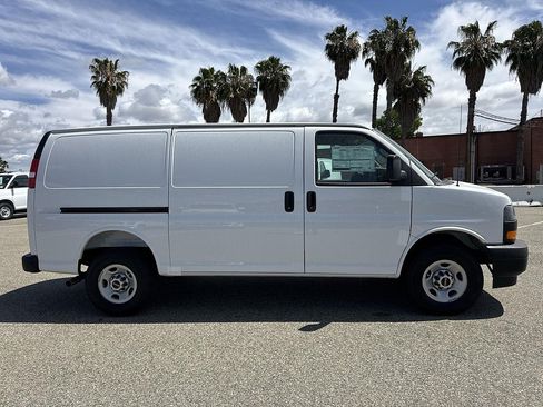 New 2026 GMC Savana 2500 w/ Driver Convenience Package RWD image 3
