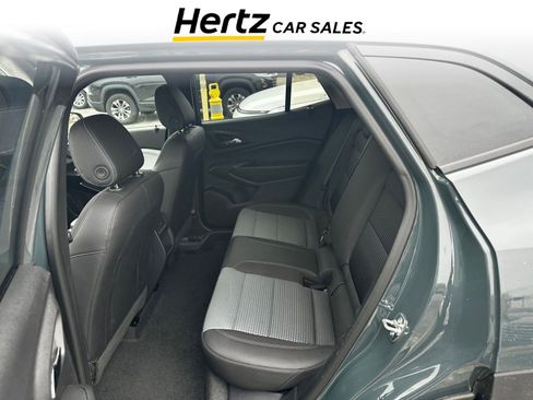 Used 2025 Chevrolet Trax LT w/ LT Convenience Package image 8