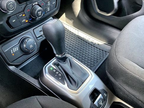 Certified 2022 Jeep Renegade Latitude AWD/4WD image 30