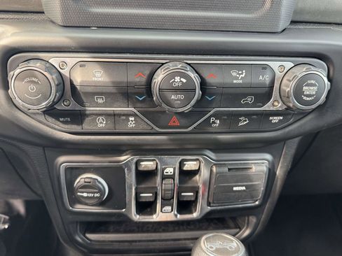 Used 2019 Jeep Wrangler Unlimited Sahara w/ Safety Group AWD/4WD image 27