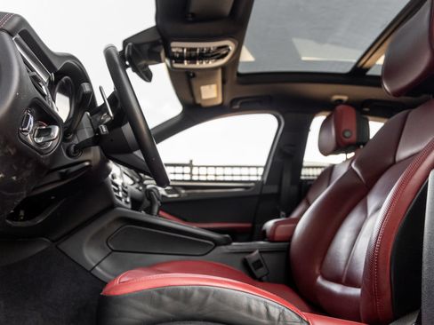 Certified 2023 Porsche Macan AWD/4WD image 23