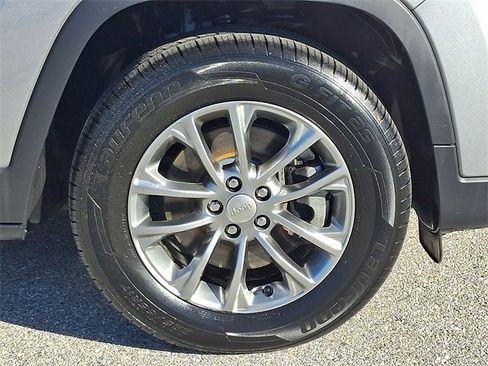 Used 2020 Jeep Cherokee Latitude Plus w/ Comfort/Convenience Group image 8