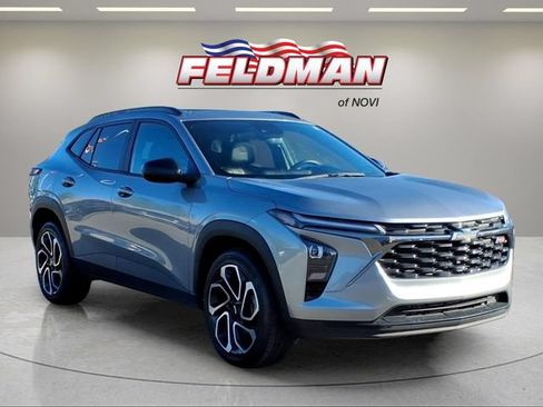 Used 2025 Chevrolet Trax RS w/ Sunroof Package FWD image 8