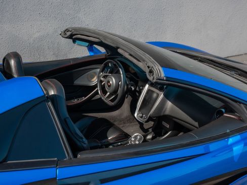 Used 2018 McLaren 570S Spider RWD image 39