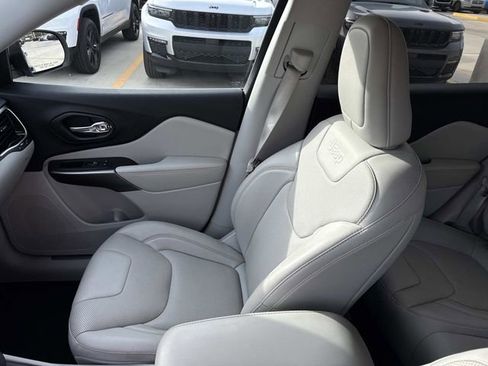 Used 2019 Jeep Cherokee Limited image 18