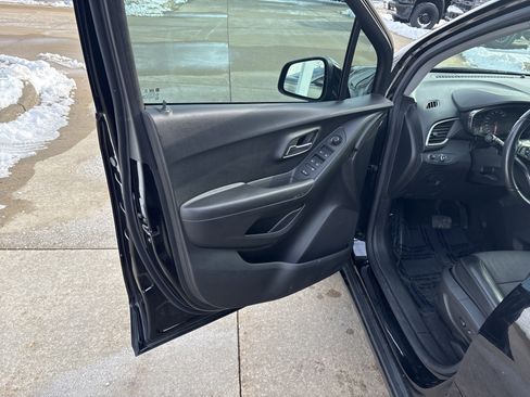 Used 2020 Chevrolet Trax LT w/ LT Convenience Package image 11