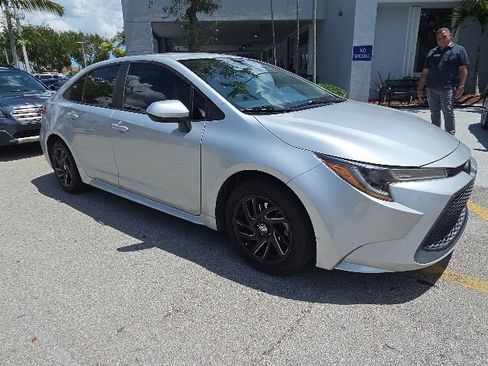 Used 2021 Toyota Corolla LE FWD image 2