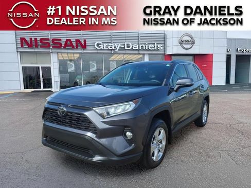 Used 2019 Toyota RAV4 XLE FWD image 3