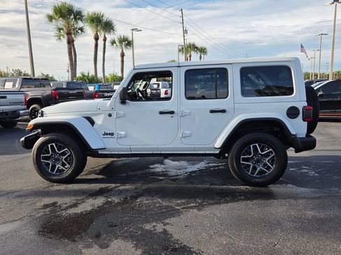 Certified 2025 Jeep Wrangler Unlimited Sahara w/ Dual Top Group AWD/4WD image 4