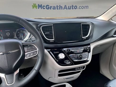 Used 2024 Chrysler Pacifica Touring-L FWD image 11