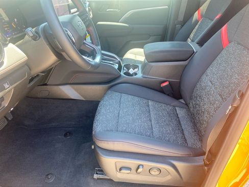 Used 2025 Chevrolet Colorado Z71 AWD/4WD image 11