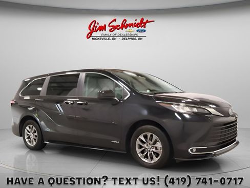 Used 2021 Toyota Sienna XLE FWD image 1