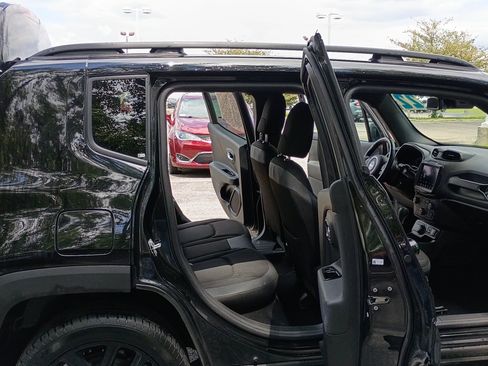 Used 2022 Jeep Renegade Altitude w/ Convenience Group AWD/4WD image 14