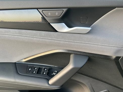 New 2026 Volkswagen Tiguan SE FWD image 11