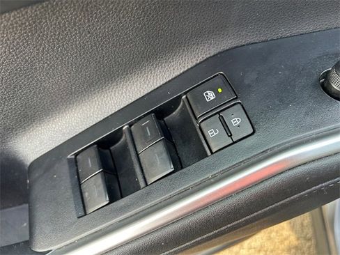 Used 2024 Toyota Highlander XLE image 32