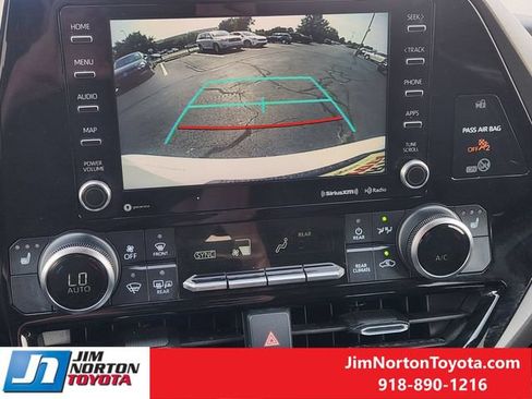 Used 2020 Toyota Highlander XLE AWD/4WD image 18