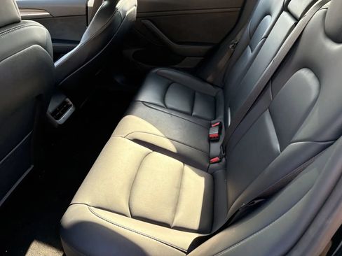 Used 2022 Tesla Model 3 Standard Range RWD image 9