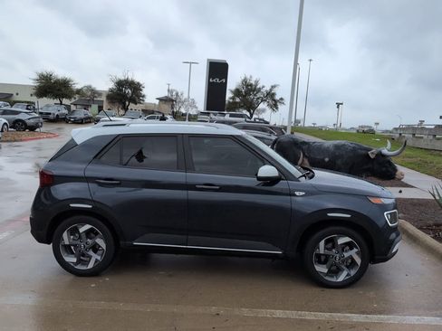 Used 2025 Hyundai Venue Limited image 4
