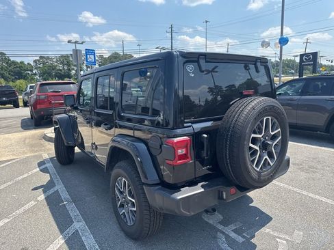 Used 2025 Jeep Wrangler Unlimited Sahara AWD/4WD image 10