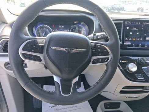 Used 2024 Chrysler Pacifica Touring-L FWD image 18