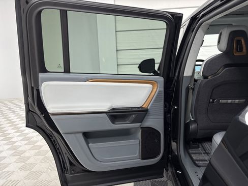 Used 2025 Rivian R1S Premium image 17