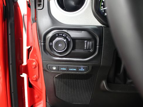 Used 2025 Jeep Wrangler Unlimited Sahara AWD/4WD image 9