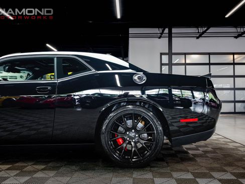 Used 2016 Dodge Challenger SRT Hellcat RWD image 5