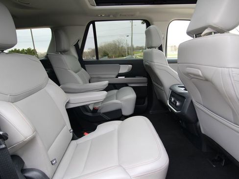 Used 2025 Ford Expedition Active AWD/4WD image 9