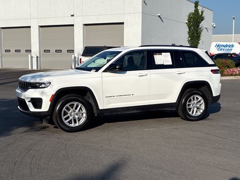 Certified 2023 Jeep Grand Cherokee Laredo AWD/4WD image 5