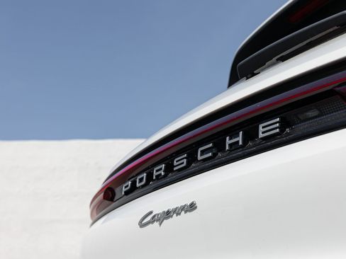 Certified 2025 Porsche Cayenne image 12