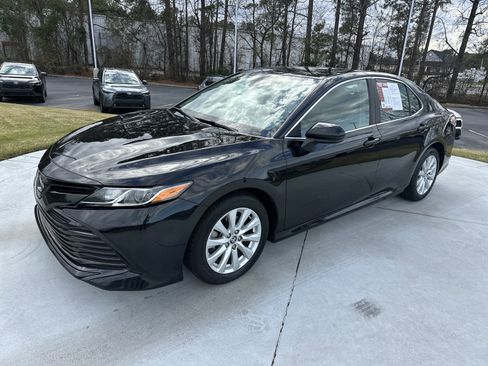 Used 2020 Toyota Camry LE image 5