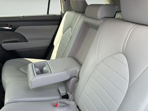 Used 2020 Toyota Highlander XLE FWD image 35