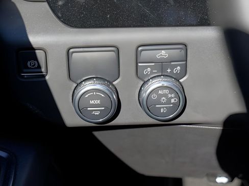 New 2025 GMC Sierra 1500 Elevation image 17