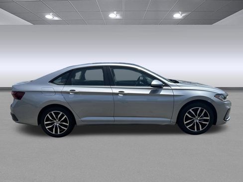 Used 2025 Volkswagen Jetta SE FWD image 2