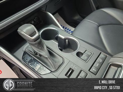 Used 2021 Toyota Highlander XLE image 24