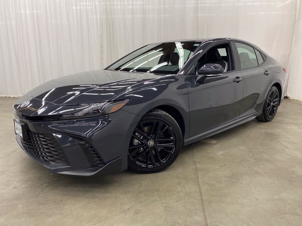 Used 2025 Toyota Camry SE FWD image 1