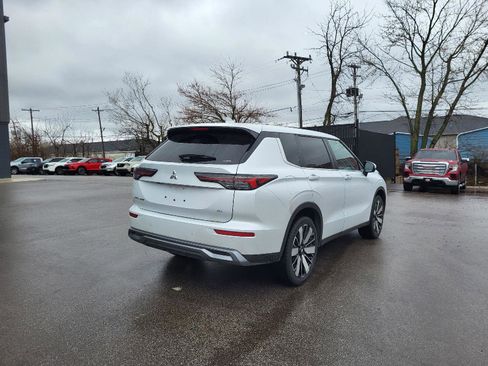 Used 2025 Mitsubishi Outlander SE image 3