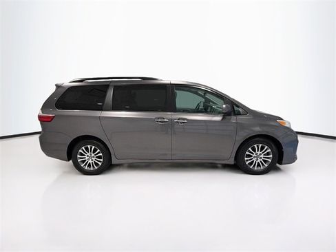 Used 2018 Toyota Sienna Limited image 7