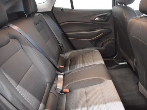 Used 2025 Chevrolet Trax LT FWD image 17
